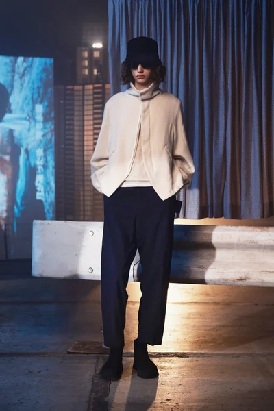 Look 16